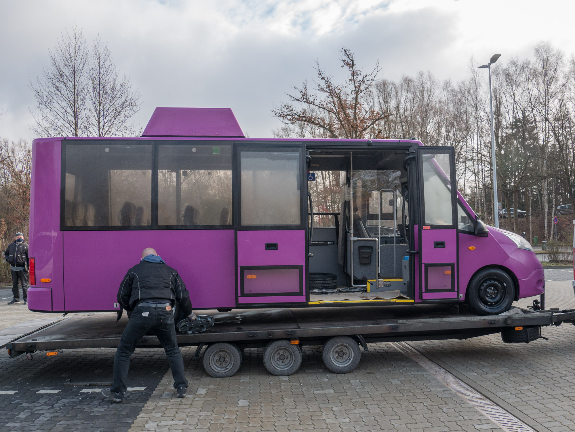 Bus auf dem Hänger